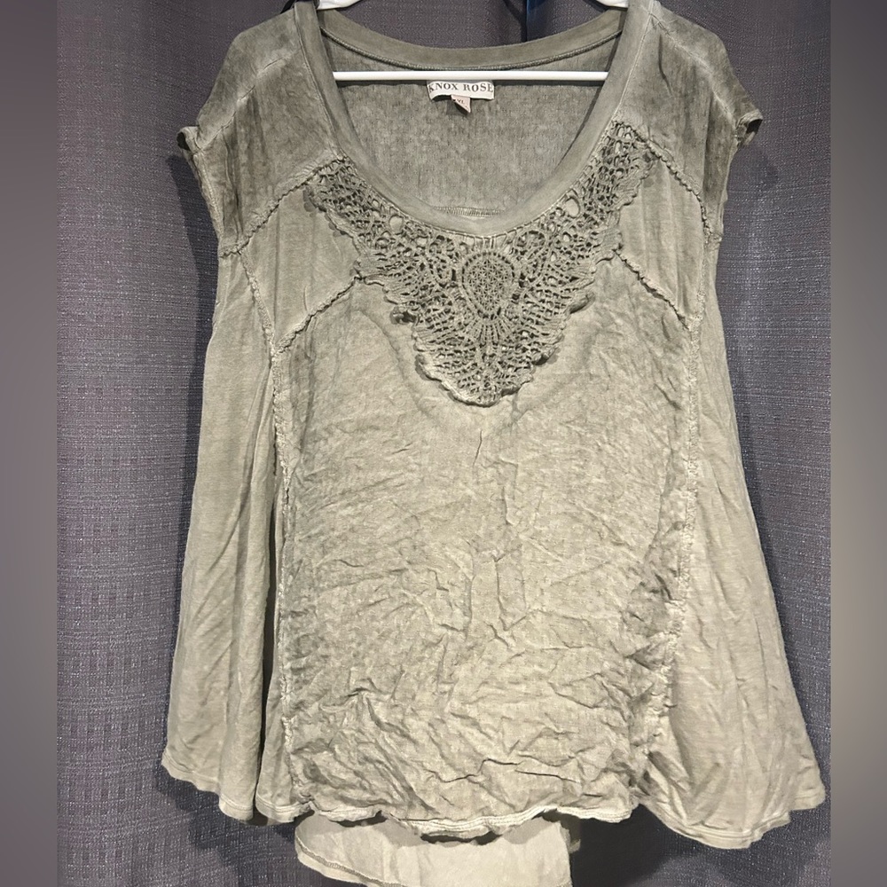 Gently worn. Knox Rose top. Army green. XL